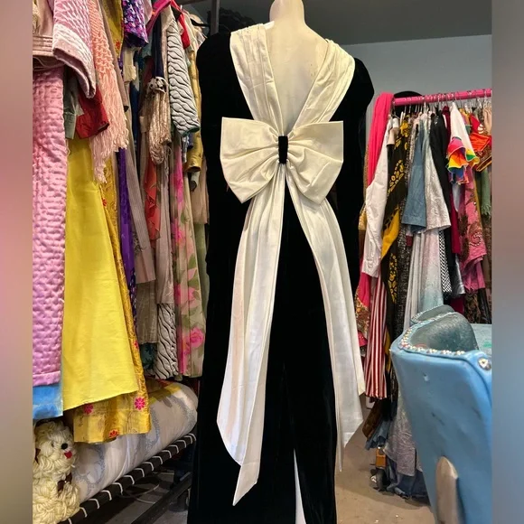 Vintage Velvet & BOW Gown - Picture 12 of 16